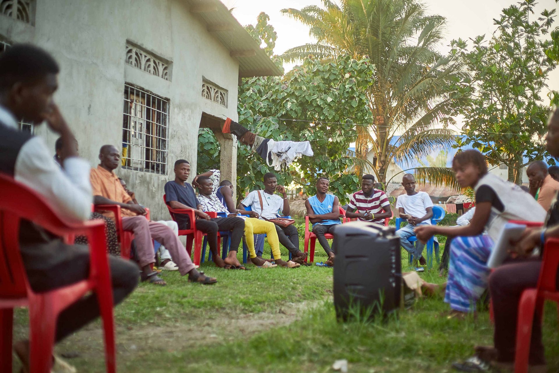 Dans le cadre du Projet EBO-SURSY, un programme radio a été lancé pour sensibiliser les populations aux maladies transmises par la faune sauvage et aux mesures de sécurité qui peuvent être prises pour prévenir la transmission.